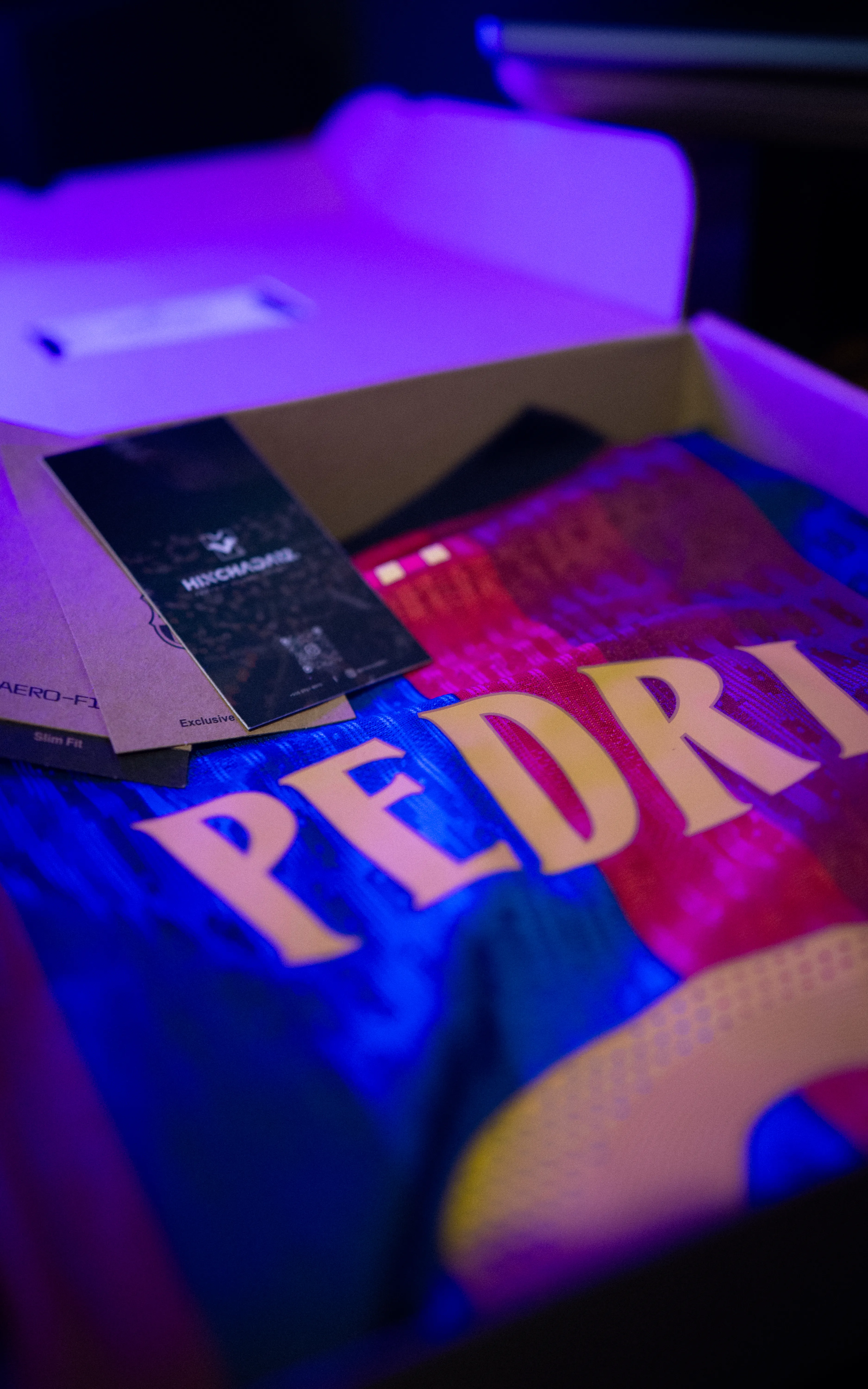 Camiseta personalizada de Pedri en su caja de Hinchada 12
